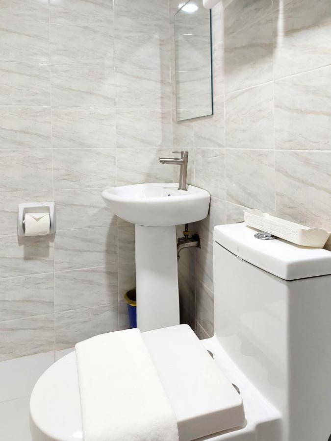 Airobedz Makati - A Value Hotel Manila Kültér fotó